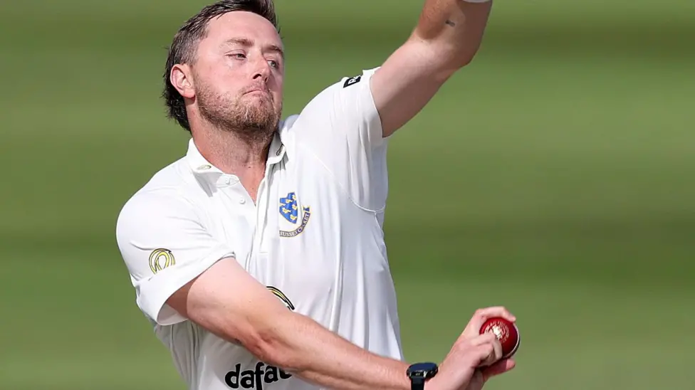 Bowlers dominate first day between Sussex & Hants